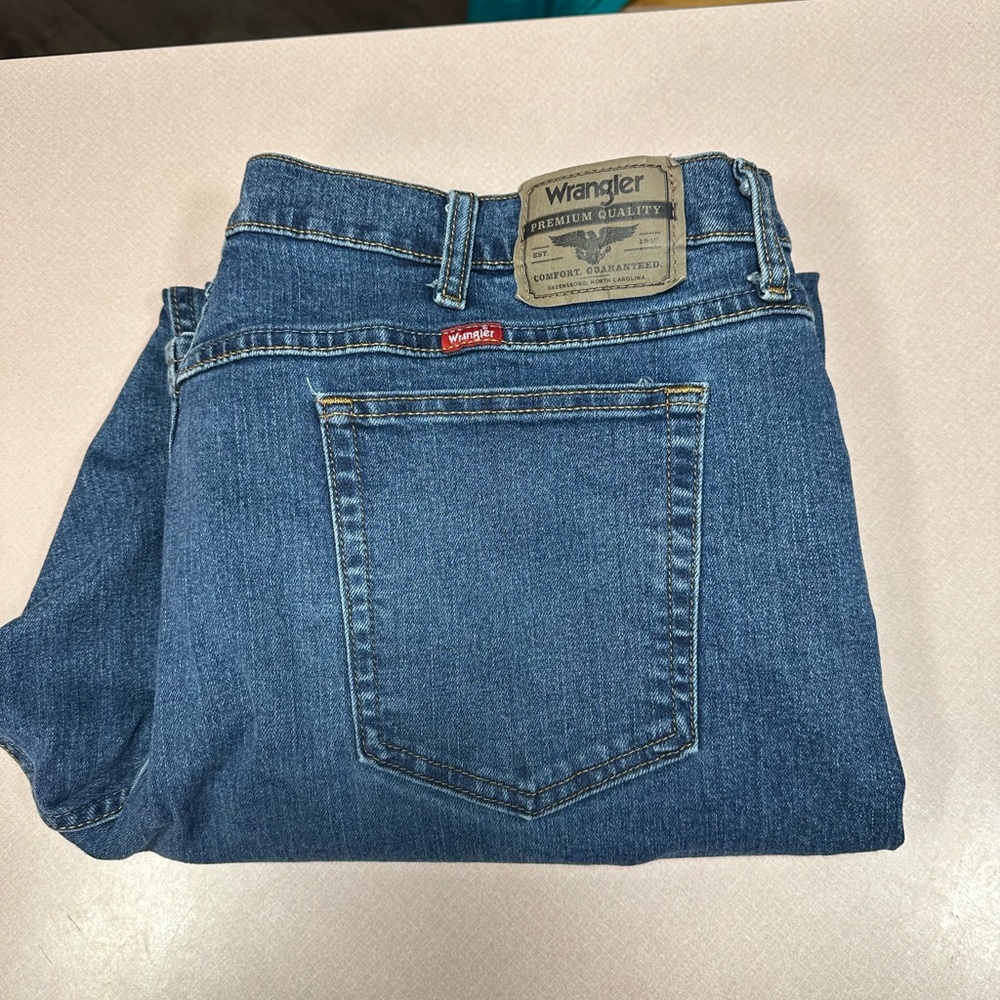 Wrangler Men's Blue Jeans size 42 W 30 L